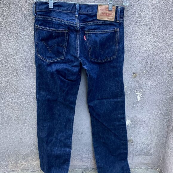 Dark Wash Levis 32/34 Denim Jeans - Picture 2 of 2